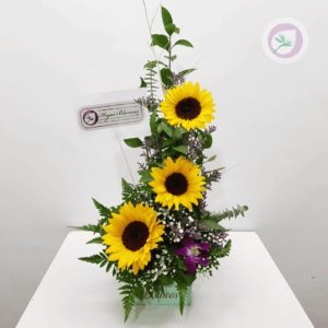egala un hermoso detalle de girasoles y orquideas. Tenemos los arreglos hermosos para tu persona especial