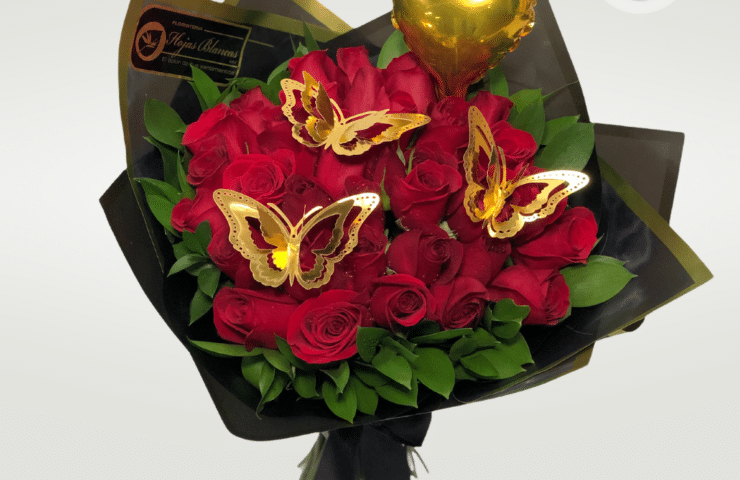 Bouquet Magic: Arreglo de rosas con mariposas ideal para sorprender en Medellín y Rionegro"
