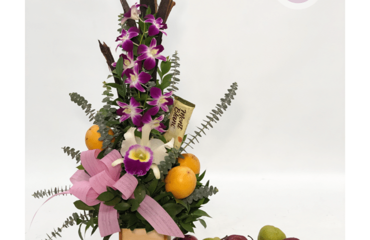 Arrego de orquideas y frutas