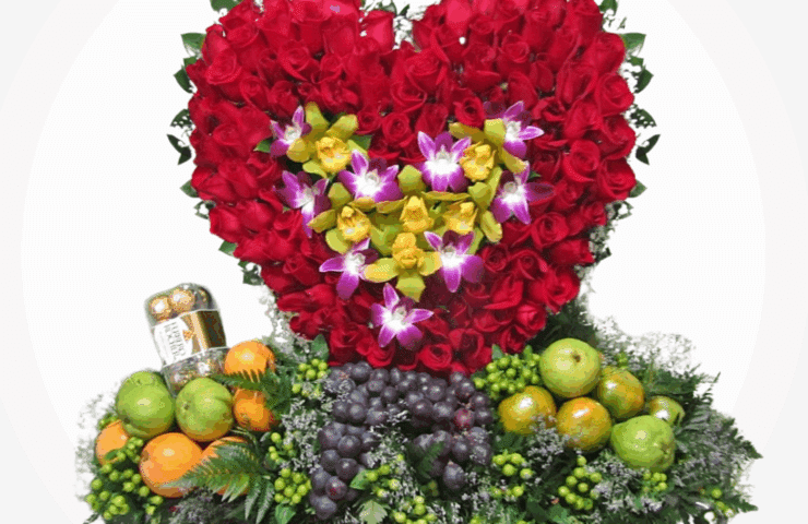 Arreglos de flores con frutas en forma de corazon en Medellin