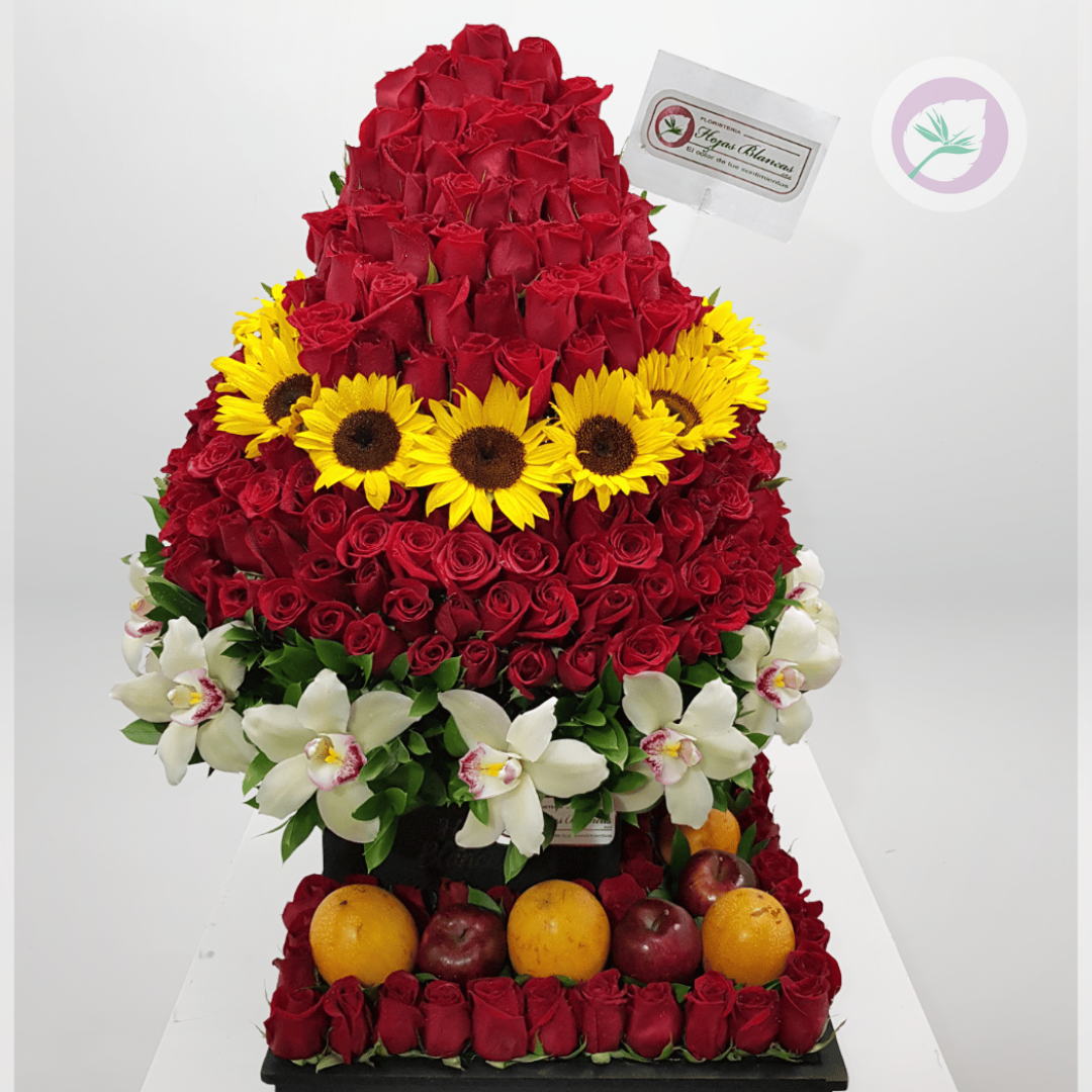 Regala un hermoso arreglo de rosas rojas y frutas, para sorprender a esa persona especial con envio GRATIS en Medellín y Oriente Antioqueño.