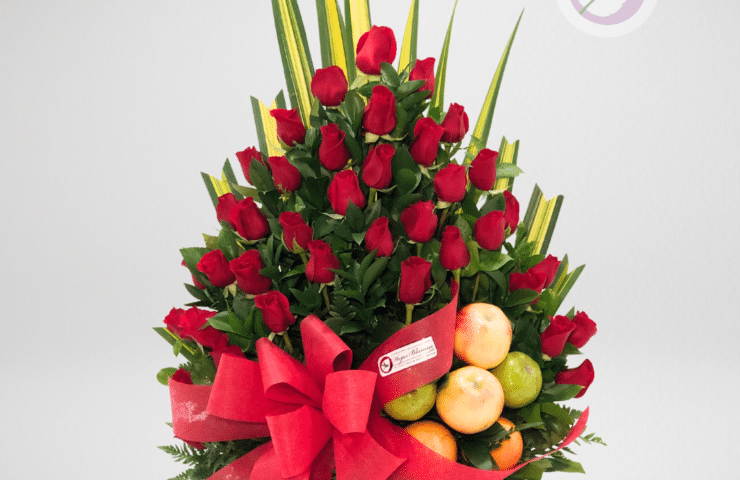 Arreglo de frutas y rosas - Flores para el Día de la Madre