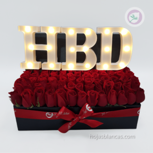 Caja de rosas rojas con letras led de cumpleaños