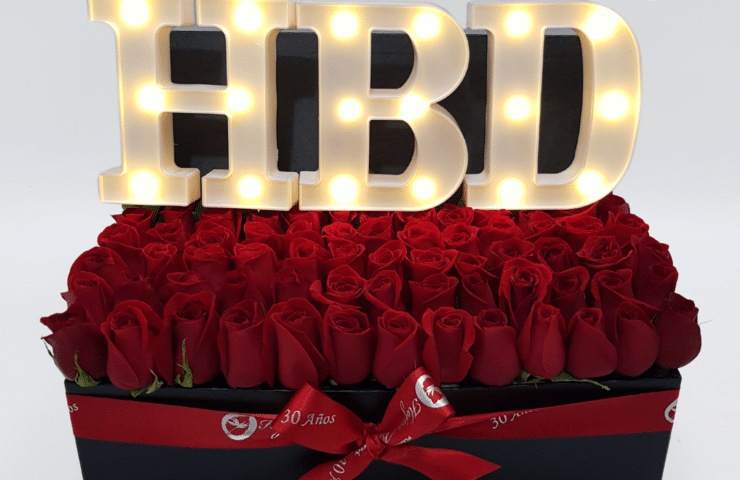Caja de rosas rojas con letras led de cumpleaños