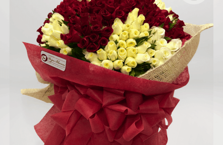 bouquet buchon con rosas blancas y rojas.