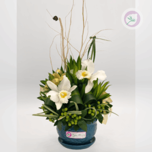 Regala un hermoso arreglo con orquideas blancas . Tenemos los arreglos hermosos para esa persona especial.