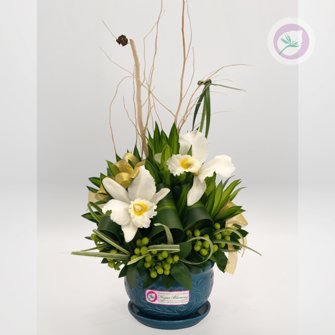 Regala un hermoso arreglo con orquideas blancas . Tenemos los arreglos hermosos para esa persona especial.