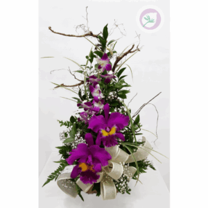 Ramo floral compuesto de hermosas orquideas moradas.