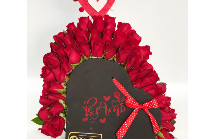 Caja con rosas en forma de corazón - Floristeria en Medellin y Rionegro