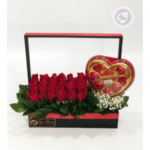 Ramo de rosas rojas con chocolates para San Valentín u otra ocasión especial.