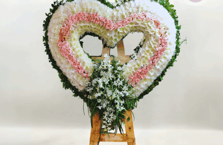 Corona funebre en forma de corazón - Floristería Hojas Blancas
