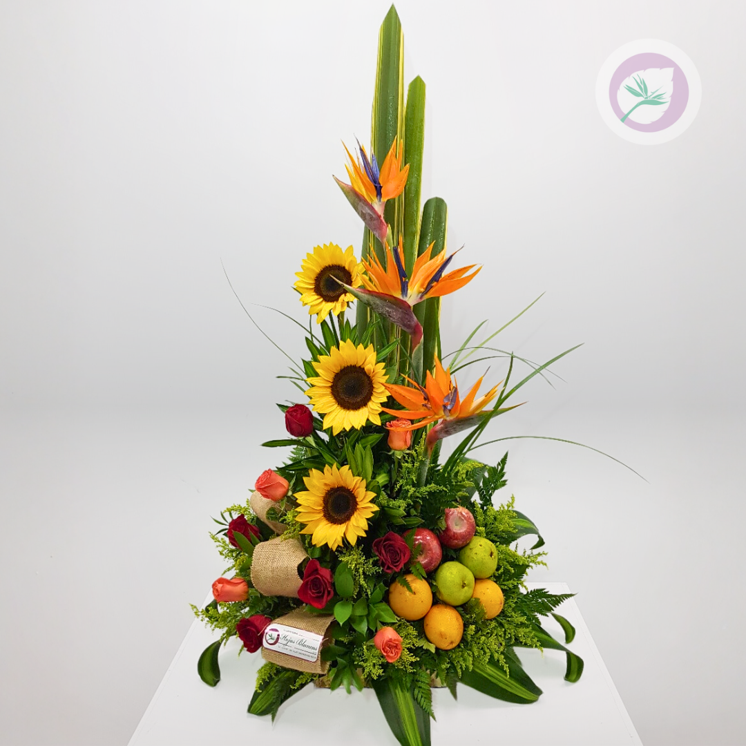 Arreglo de aves del paraiso, rosas, girasoles y frutas