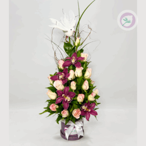 Ramo de flores orquideas y rosas  funebres  para expresar condolencias y honrar la memoria de ese ser que ha partido – En Floristería Hojas Blancas tenemos un servicio de entregas con cobertura a Medellin, área metropolitana y municipios del oriente antioqueño. Compuesto con rosas blancas siendo una perfecta opción para enviar tu solidaridad en momentos de duelo.