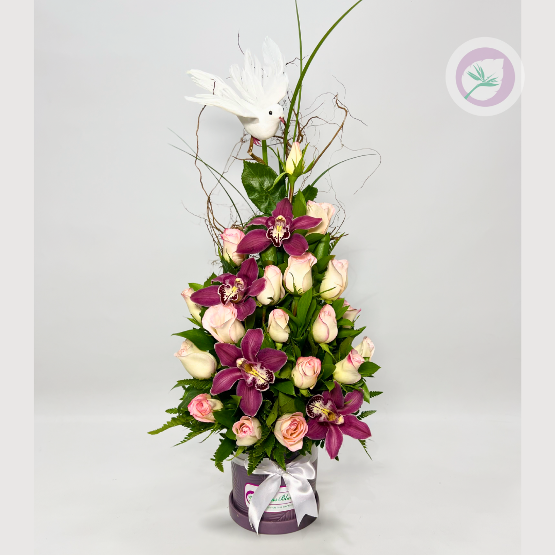 Ramo de flores orquideas y rosas  funebres  para expresar condolencias y honrar la memoria de ese ser que ha partido – En Floristería Hojas Blancas tenemos un servicio de entregas con cobertura a Medellin, área metropolitana y municipios del oriente antioqueño. Compuesto con rosas blancas siendo una perfecta opción para enviar tu solidaridad en momentos de duelo.