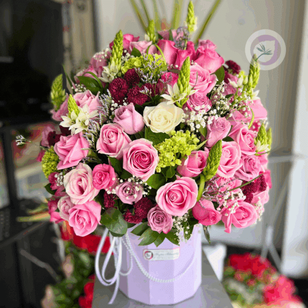 Regala un hermoso arreglo floral de rosas de lujo, sorprende con esta caja lujosa y variada  – Una combinación de flores muy elegante. Es idea para felicitar a esa persona especial en su cumpleaños o en sus quince años. 