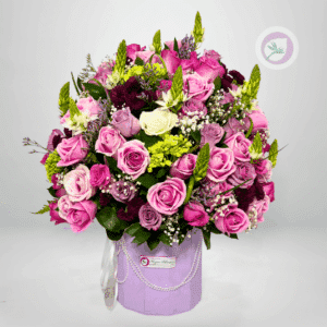 Regala un hermoso arreglo floral de rosas de lujo, sorprende con esta caja lujosa y variada  – Una combinación de flores muy elegante. Es idea para felicitar a esa persona especial en su cumpleaños o en sus quince años. 