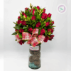 Corazón Navideño de Floristería Hojas Blancas combina la belleza clásica de las rosas rojas con el encanto cálido de la Navidad. Cada arreglo es elaborado con flores frescas, acompañado de follajes verdes, toques dorados y detalles decorativos como piñas de pino, moño navideño y elementos naturales que realzan su apariencia festiva. Todo el diseño se presenta en un florero de lujo, creando una pieza elegante, moderna y exclusiva perfecta para resaltar en cualquier espacio.