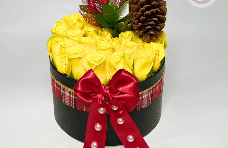 Estrella de Belén de Floristería Hojas Blancas es un arreglo navideño exclusivo que reúne la luminosidad de las rosas amarillas en caja  con la magia y la calidez de la Navidad.