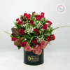 Las Rosas navideñas  de Floristería Hojas Blancas combina la delicadeza  y el lujo de las rosas y la calidez de la navidad. Cada arreglo está elaborado con flores frescas, acompañados de rusco, liriope  y detalles decorativos como piñas de pino, moños y adornos navideños, cuidadosamente dispuestos en una caja flojar de lujo que evoca elegancias y exclusividad