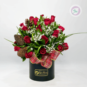Las Rosas navideñas  de Floristería Hojas Blancas combina la delicadeza  y el lujo de las rosas y la calidez de la navidad. Cada arreglo está elaborado con flores frescas, acompañados de rusco, liriope  y detalles decorativos como piñas de pino, moños y adornos navideños, cuidadosamente dispuestos en una caja flojar de lujo que evoca elegancias y exclusividad
