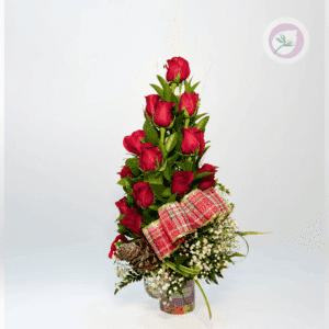 Regalo  para estas fiestas un hermoso mug con rosas rojas navideñas. Tenemos los arreglos hermosos para tu persona especial en estas fechas tan significativas como la Navidad. 