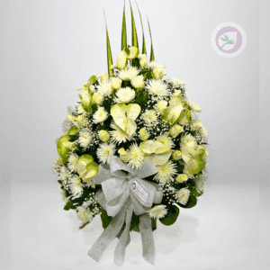 Un hermoso ramo de flores exequiales con rosas, fully y anturio para condolencias y para  honrar la memoria de ese ser que ha partido
