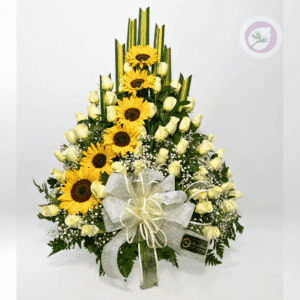 Hermoso ramo de rosas blancas y girasoles fúnebre, elaborado cuidadosamente para expresar condolencias y rendir un homenaje sincero a la memoria de ese ser querido que ha partido.