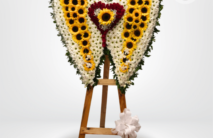 Un homenaje lleno de paz y significado. Nuestro arreglo fúnebre Alas de Despedida está diseñado en forma de alas, simbolizando el descanso eterno, la protección y el amor que permanece incluso después de la partida.