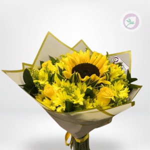 Llena de luz y significado cualquier momento con nuestro bouquet de flores amarillas, una combinación especial de rosas, girasoles y margaritas cuidadosamente seleccionadas para transmitir alegría, energía y nuevos comienzos.