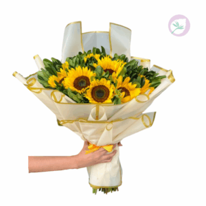 Nuestro arreglo de girasoles luz dorada es una expresión perfecta de alegría, energía y buenos deseos