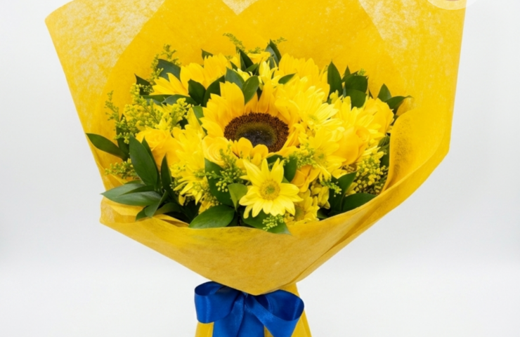 Bouquet de flores amarillas primavera Llena de luz y significado cualquier momento con nuestro bouquet de flores amarillas, una combinación especial de rosas, girasoles y margaritas cuidadosamente seleccionadas para transmitir alegría, energía y nuevos comienzos.