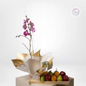 Orquídea Phalaenopsis con Frutas – Detalle Elegante y Natural