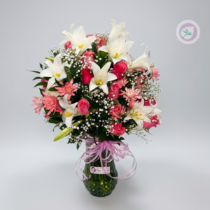 Elegancia Floral – Jarrón floral con Rosas, Azucenas y Pompom Sorprende con un arreglo floral lleno de armonía, color y sofisticación.