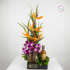 Un elegante arreglo floral diseñado para celebrar a papá con flores exóticas y una botella de Ron Viejo de Caldas. Una combinación perfecta de distinción, gratitud y buenos momentos.
