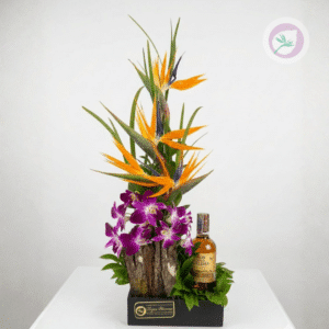Un elegante arreglo floral diseñado para celebrar a papá con flores exóticas y una botella de Ron Viejo de Caldas. Una combinación perfecta de distinción, gratitud y buenos momentos.