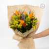 Celebra a papá con un diseño floral diferente, moderno y lleno de personalidad. Nuestra Fuerza Natural combina la belleza exótica de las aves del paraíso con follajes frescos y una presentación elegante que transmite fuerza, admiración y respeto.
