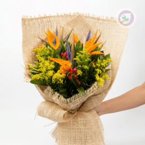 Celebra a papá con un diseño floral diferente, moderno y lleno de personalidad. Nuestra Fuerza Natural combina la belleza exótica de las aves del paraíso con follajes frescos y una presentación elegante que transmite fuerza, admiración y respeto.