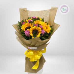 Sorprende con un diseño floral lleno de vida y elegancia. Nuestro Sol y Rosas combina la belleza vibrante de los girasoles con la delicadeza de las rosas, creando una composición armoniosa que transmite felicidad, admiración y buenos deseos.