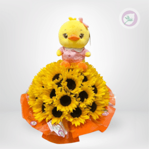 Dulce Bienvenida - Celebra la llegada de un nuevo integrante de la familia con un hermoso arreglo de girasoles acompañado de un tierno peluche. Un detalle lleno de alegría, ternura y buenos deseos para dar la bienvenida al bebé.