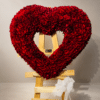 Corazón de rosas gigante - AN015 Un espectacular corazón elaborado con rosas rojas premium y delicados follajes naturales. Un diseño exclusivo que expresa amor, admiración y sentimientos profundos en los momentos más importantes.