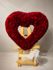 Corazón de rosas gigante - AN001 Un espectacular corazón elaborado con rosas rojas premium y delicados follajes naturales. Un diseño exclusivo que expresa amor, admiración y sentimientos profundos en los momentos más importantes.