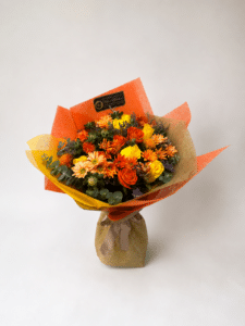 Un bouquet lleno de color y vida elaborado con rosas, margaritas, cártamo, caspia y eucalipto, ideal para celebrar cumpleaños, agradecer o sorprender con un detalle elegante y lleno de alegría.