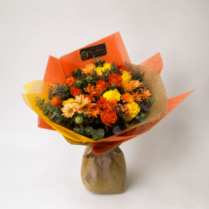 Un bouquet lleno de color y vida elaborado con rosas, margaritas, cártamo, caspia y eucalipto, ideal para celebrar cumpleaños, agradecer o sorprender con un detalle elegante y lleno de alegría.
