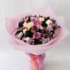 Delicado bouquet Encanto Pastel elaborado con rosas frescas, rusco, gypsophila y estatis, ideal para sorprender con un detalle elegante, romántico y lleno de color en cualquier ocasión especial.