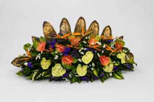 Una elegante jardinera exótica premium elaborada con anturios, aves del paraíso, rusco, hojas de ave del paraíso y estatis. Un diseño exótico ideal para decorar espacios o sorprender con un regalo sofisticado.