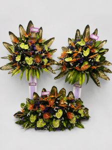 Tríptico floral, una elegante composición floral tropical elaborada con anturios, aves del paraíso, rusco, hojas de ave del paraíso y estatis, ideal para decorar eventos corporativos, inauguraciones, ceremonias y celebraciones especiales.