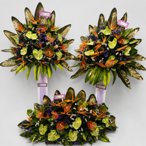 Tríptico floral, una elegante composición floral tropical elaborada con anturios, aves del paraíso, rusco, hojas de ave del paraíso y estatis, ideal para decorar eventos corporativos, inauguraciones, ceremonias y celebraciones especiales.