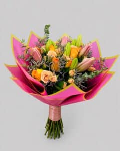 Bouquet Brisa Primaveral, un bouquet elegante y lleno de frescura elaborado con lirios, rosas spray, caspia, rusco y eucalipto. Un detalle sofisticado que transmite cariño, admiración y buenos deseos en cualquier ocasión especial.