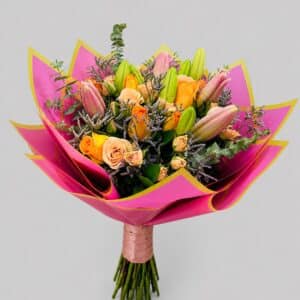 Bouquet Brisa Primaveral, un bouquet elegante y lleno de frescura elaborado con lirios, rosas spray, caspia, rusco y eucalipto. Un detalle sofisticado que transmite cariño, admiración y buenos deseos en cualquier ocasión especial.