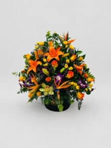Cada de lujo Esencia Imperial Un bouquet elegante y lleno de frescura elaborado con lirios, rosas spray, caspia, rusco y eucalipto. Un detalle sofisticado que transmite cariño, admiración y buenos deseos en cualquier ocasión especial.